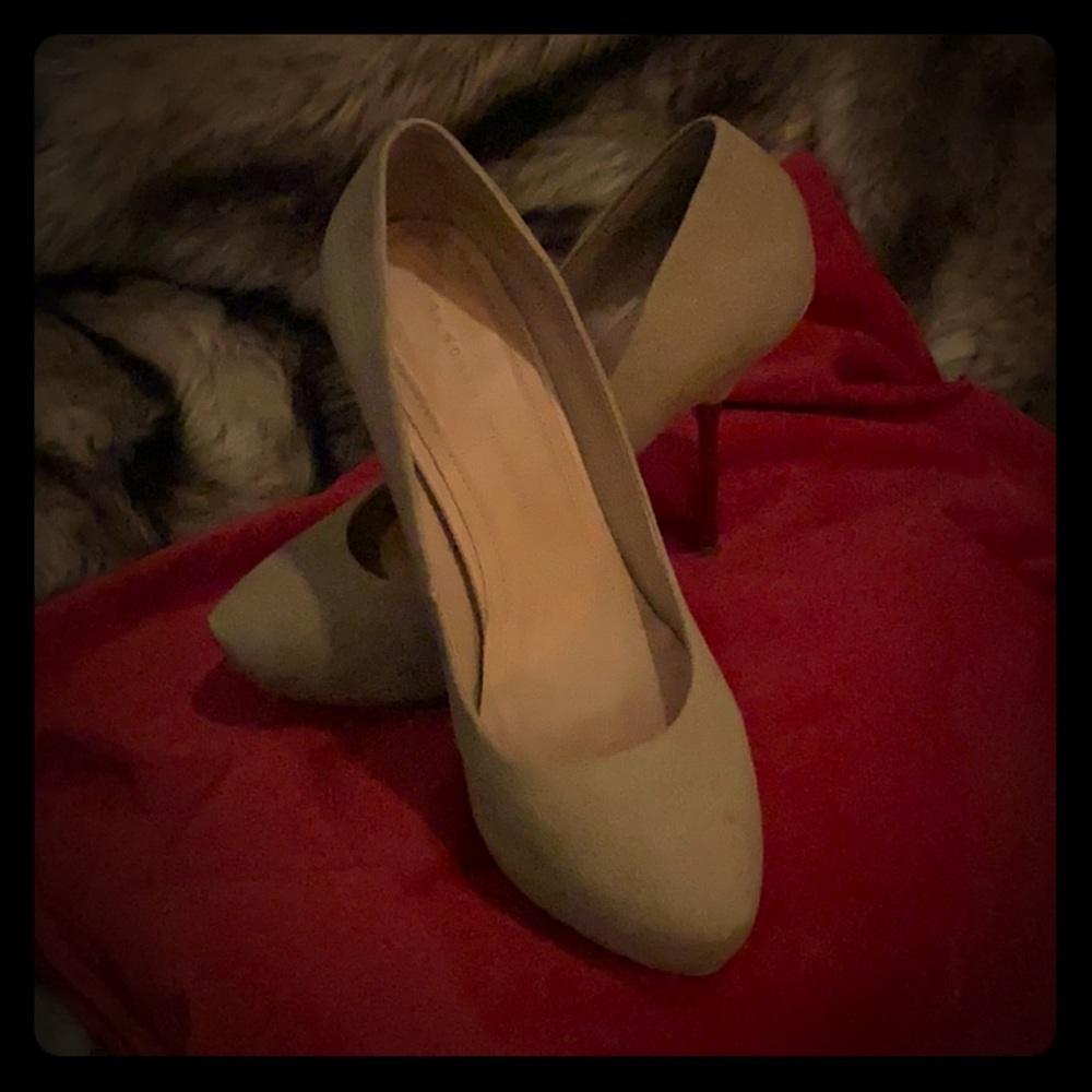 My sassy platform heels 😍🥰
